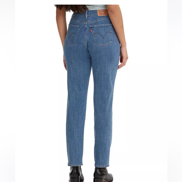 Levi’s Women's Classic Mid Rise Straight-Leg Jean - Picture 7 of 14